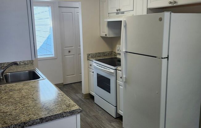 Fairway Downs - Updated Apartments - 1 Month Free!