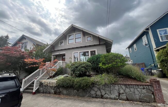 NE 4 Bed 2.5 Bath House ~ King Neighborhood ~ A/C, Washer and Dryer, Hardwoods and More!