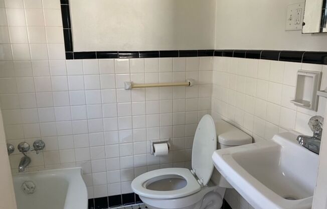 Deer Park Flats - Comfortable 1 - Bedroom Apartments near Kenwood Mall