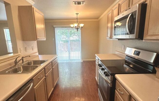 3 BD/2.5 BA AVAILABLE IN GATED COMMUNITY IN THE HEART OF MEDICAL CENTER!
