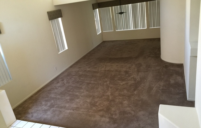 4BA / 2.5 BA SINGLE FAMILY HOME IN EASTLAKE GREENS