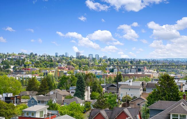 Charming 5 bedroom house with yard!! Close to SPU and UW