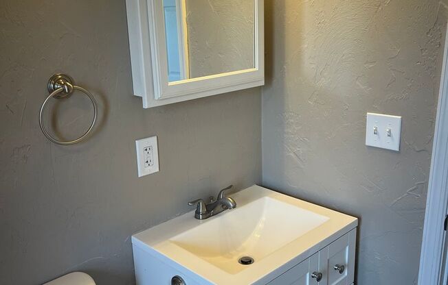 2 beds, 1 bath, 939 sqft, $1,250