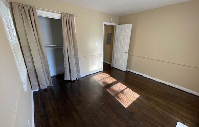 3 beds, 1 bath, $895