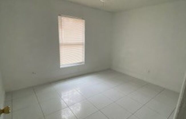 2BR/1BA  TRIPLEX LOCATED DOWNTOWN ORLANDO