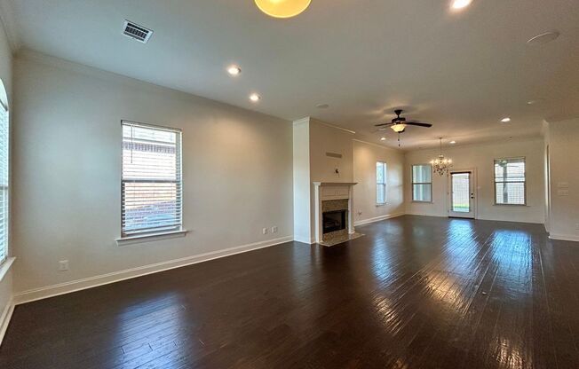 Gorgeous Four Bedroom Home With A Large Outdoor Kitchen