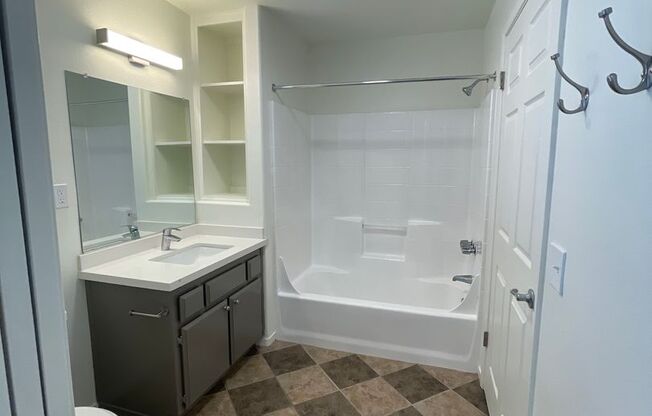 2 beds, 2 baths, 902 sqft, $1,839, Unit L3