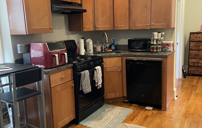 2 beds, 1 bath, $3,400, Unit 14