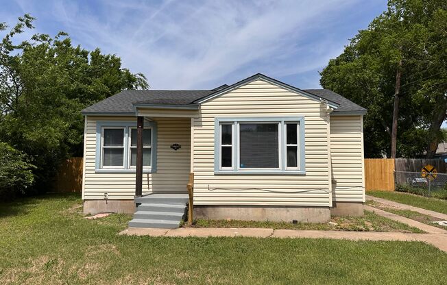 Charming 3 bedroom 1.5 bath House Located in West Fort Worth.