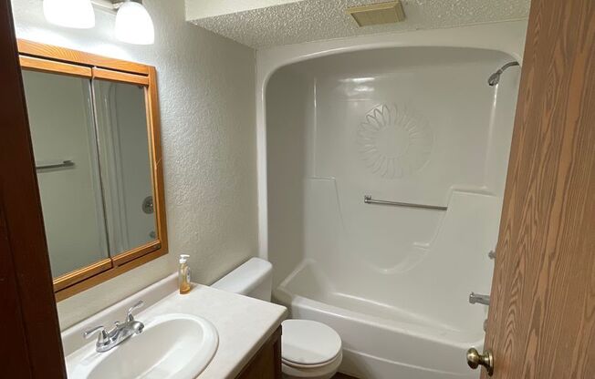 2 beds, 1 bath, 850 sqft, $850, Unit 701 - 5C