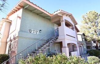 Summerlin area upper condo/vaulted ceilings/light and bright