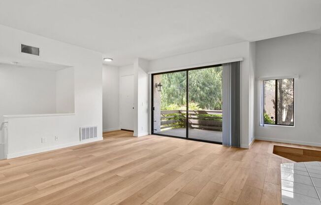 Spacious 3Beds+2.5Baths Townhouse With A Bonus Room