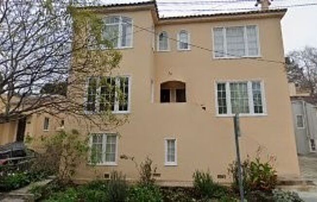 North side, quiet and spacious one bedroom is walking distance to the north side of the UC Berkeley Campus.