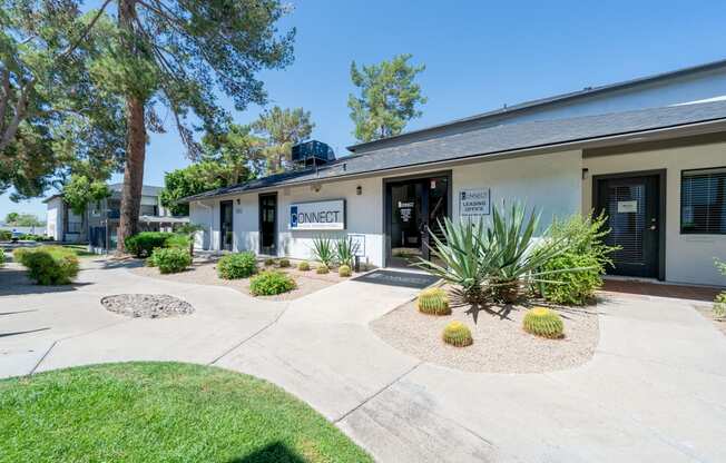 A building with a sign that says "BANNECT" is surrounded by greenery.