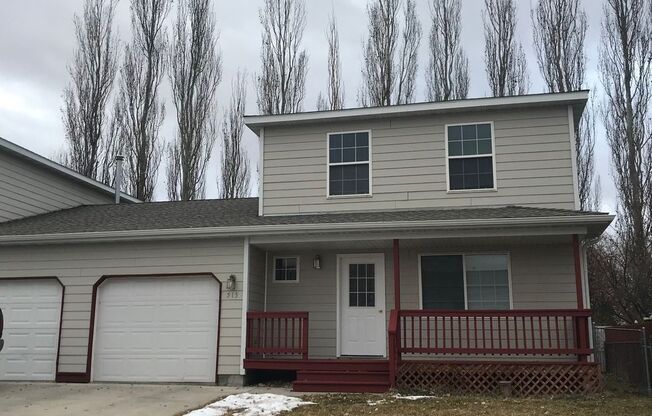 3 beds, 2 baths, $2,600