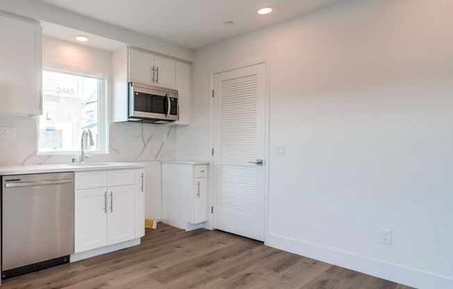 3 beds, 3 baths, 900 sqft, $3,995, Unit 3427-01