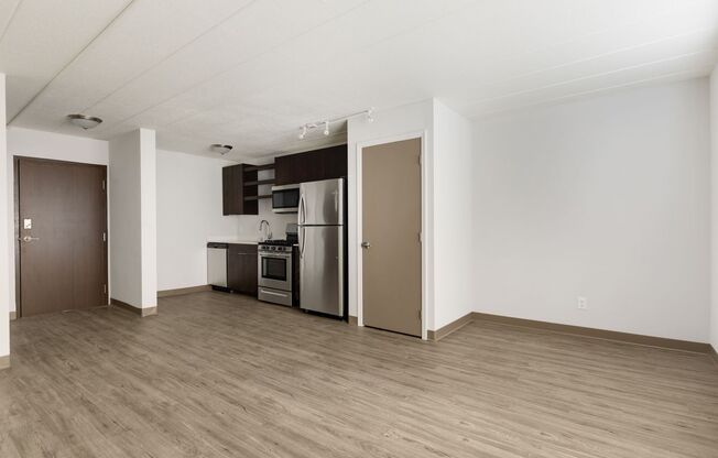 2 beds, 1 bath, 700 sqft, $1,617, Unit 102