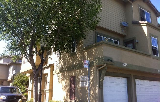End unit ownhouse with garage walking distance to Great Mall
