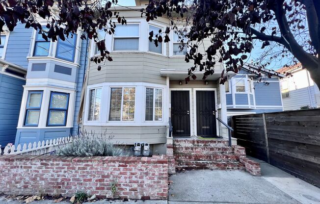Lovely and spacious 2bd / 1 bth plus bonus room with washer & dryer!
