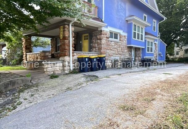 3 beds, 2 baths, $1,525, Unit #A