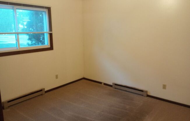 2 beds, 1 bath, 800 sqft, $750, Unit #1