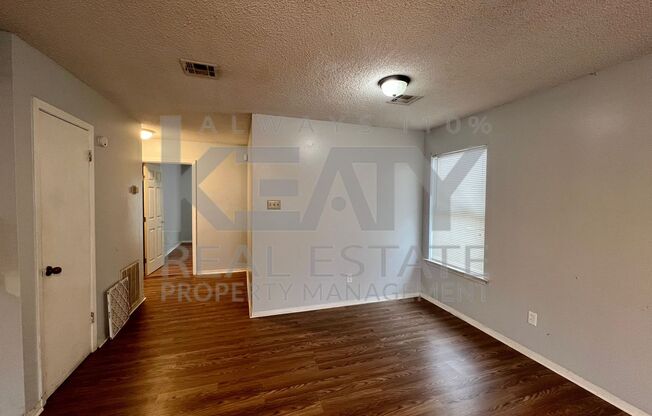 2 beds, 1.5 baths, 950 sqft, $700, Unit B