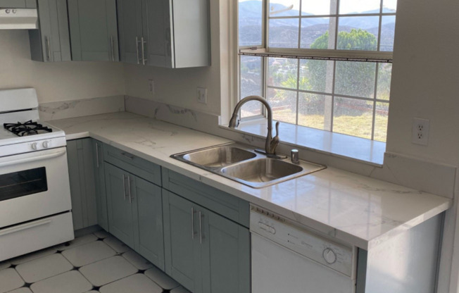 4 beds, 2.5 baths, $4,950