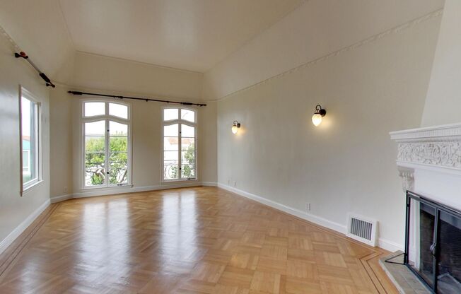 Lakeside 3 Bedroom / 3 Bathroom Single Family Home with In-Unit Laundry & Garage Parking Included