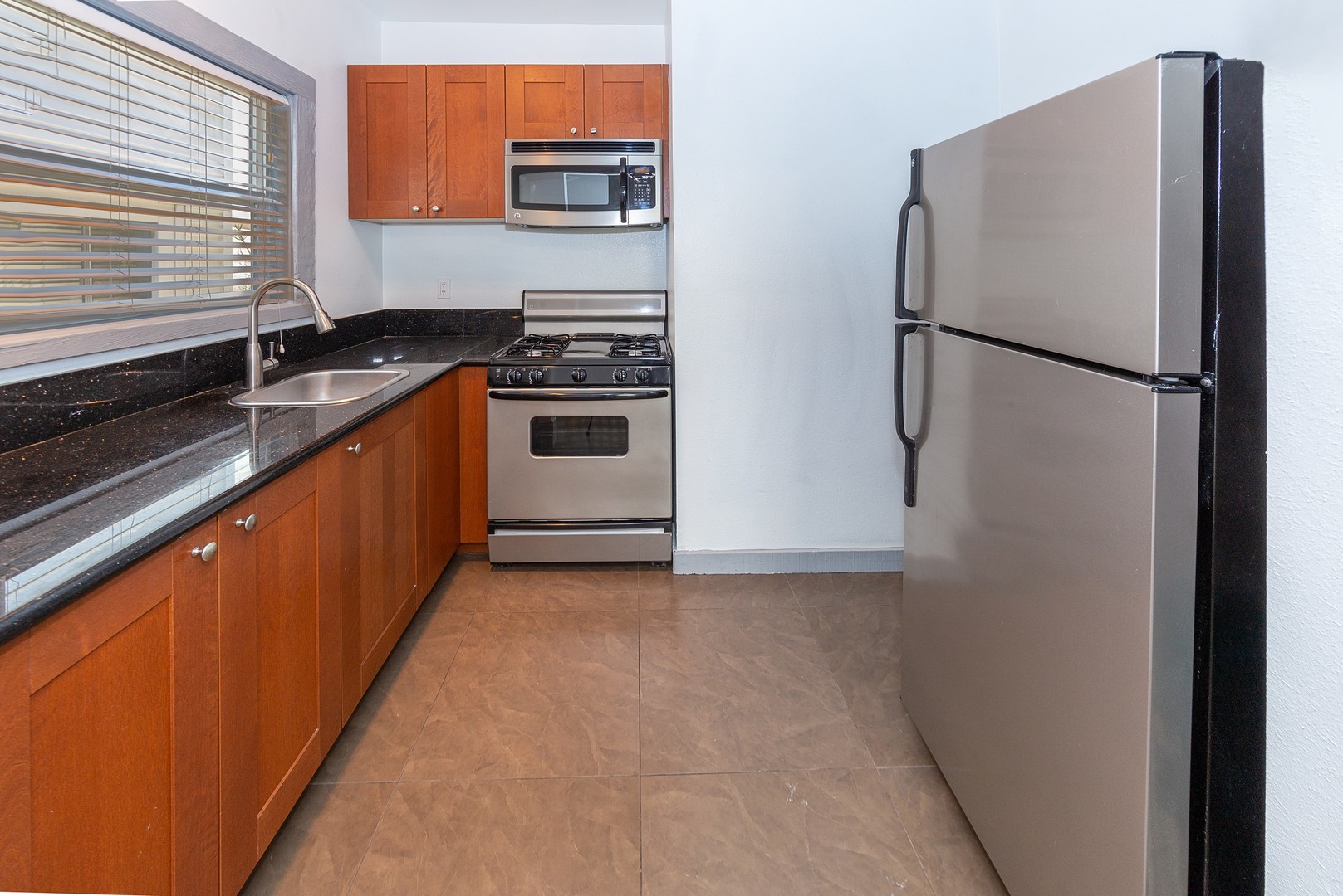 Beautiful 1b Apartment Located in Downtown LBC - All utilities included !!!!