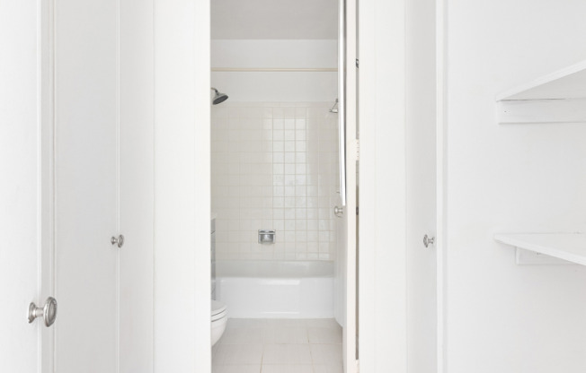 Studio, 1 bath, $3,400, Unit 14F