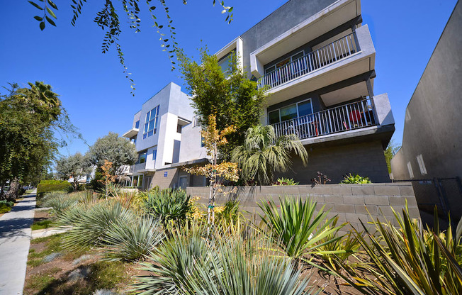 Mar Vista Lofts  - Lush Landscaping