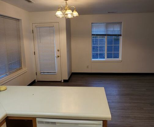 3 beds, 2 baths, $2,095, Unit Unit G