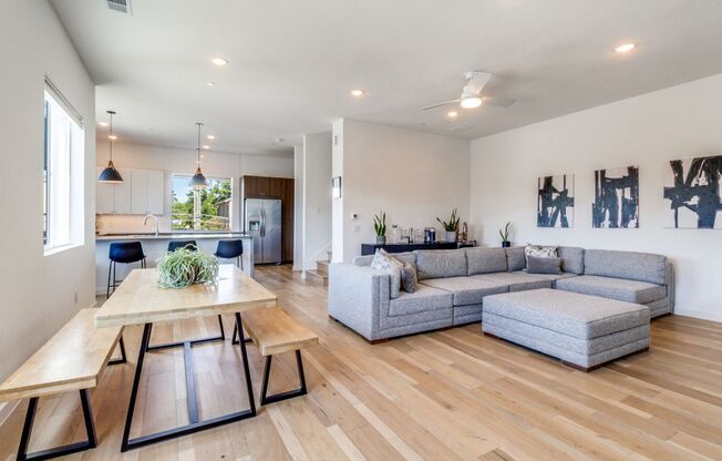 Beautiful Modern Three-Story Townhome minutes from Lower Greenville!