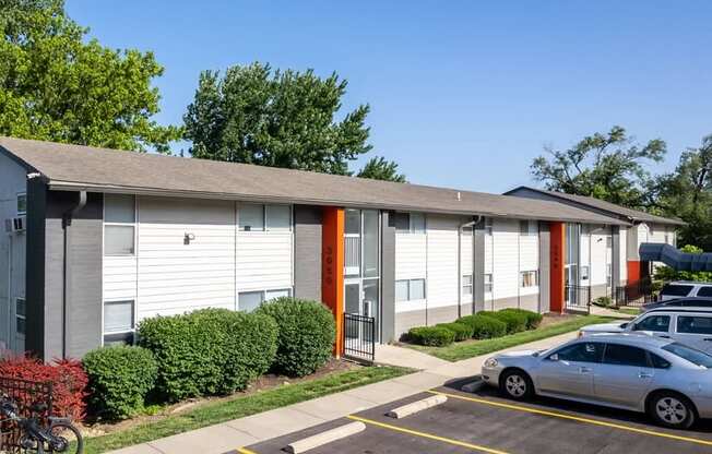 Exterior building at Suntree apartments in kansas city kansas