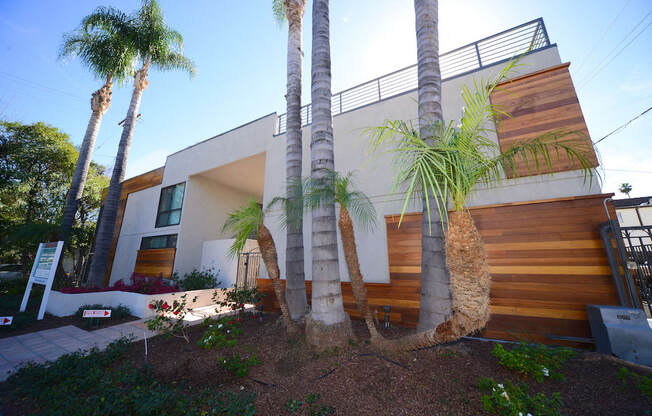 Welcome to 13558 Moorpark Apartments in Sherman Oaks, CA
