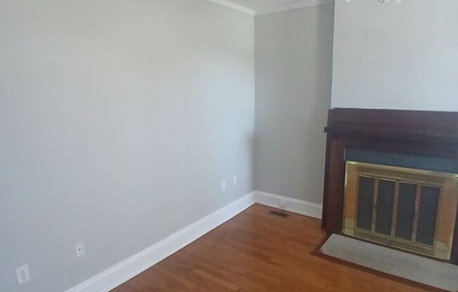 2 beds, 1 bath, 900 sqft, $1,495, Unit Apt #1st Fl B