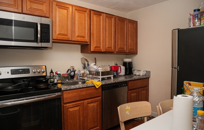 3 beds, 1 bath, 850 sqft, $3,900, Unit 11