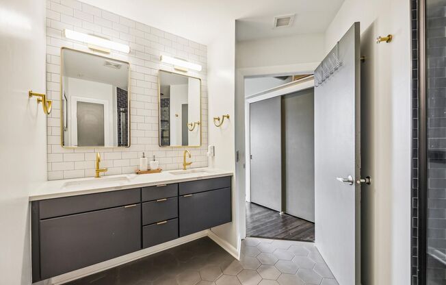 2 beds, 2 baths, $4,000, Unit # 1017