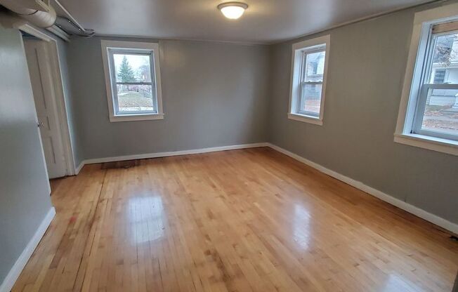 2 beds, 1 bath, $845, Unit 1