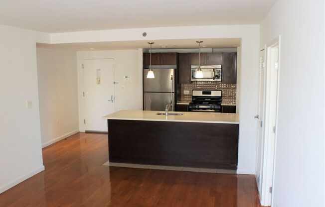 2 beds, 1 bath, 858 sqft, $4,400