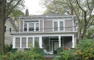 852 MONROE DR NE