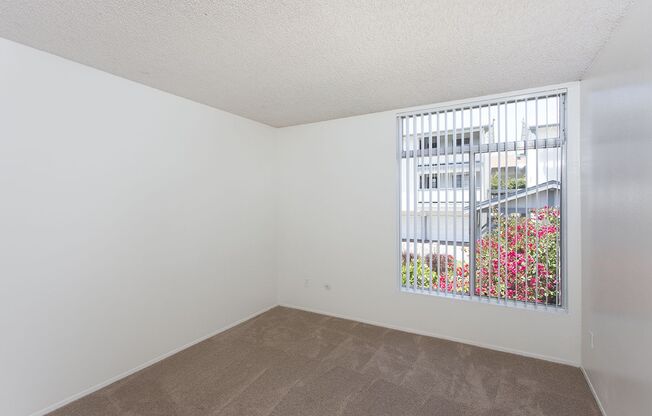 1 Br in the La Mesa Area with AC, Parking, & More
