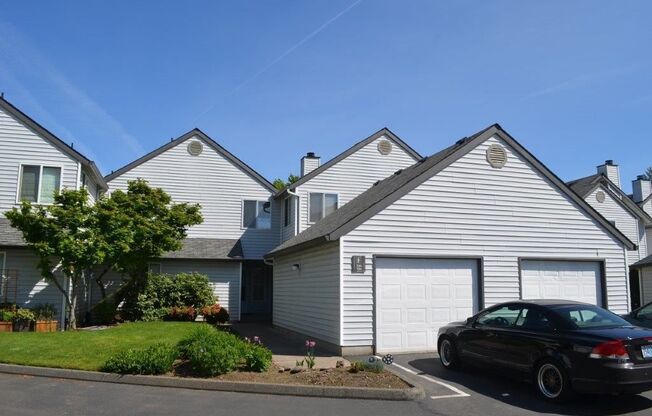 Stylish and Conveniently Located 3 Bed, 2.5 Bath Townhouse in Milwaukie