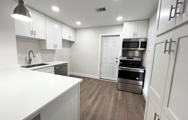 Stunning 2/1/1 Home in Lake Jackson near Downtown,