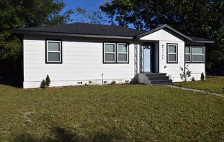 Renovated 3/2 Cozy home with Fenced Yard