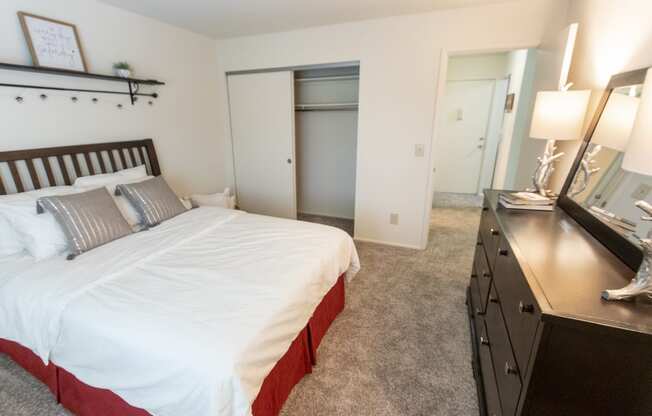 This is a picture of the bedroom in a 578 sq foot 1 bedroom, 1 bath apartment at Red Bank Reserve in the Madisonville neighborhood of Cincinnati, Ohio.