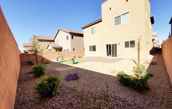 3 BEDROOM HOME WITH ROOFTOP DECK! STRIP VIEWS!
