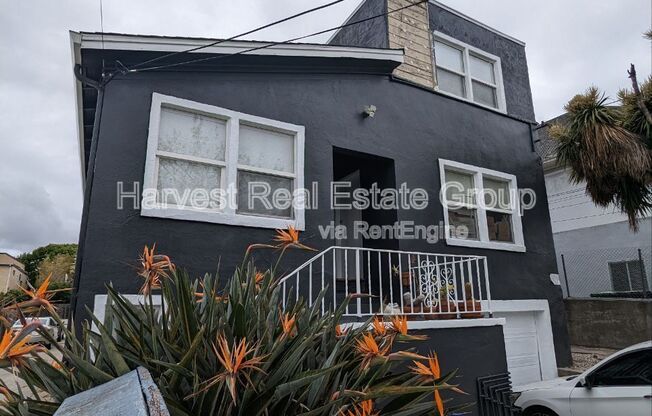 812 E 23 ST
