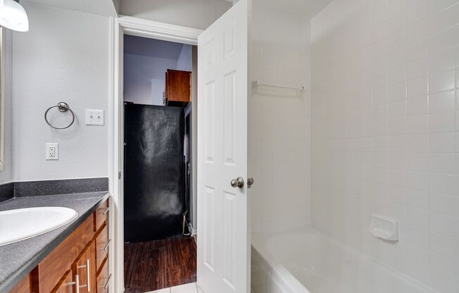 2 beds, 2 baths, $1,650, Unit Unit 213