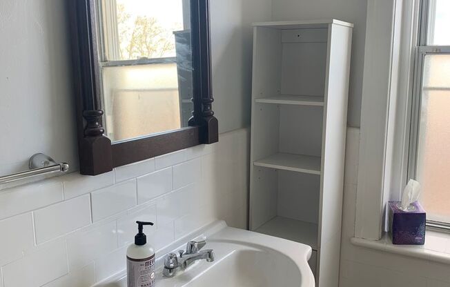 Studio, 1 bath, 330 sqft, $1,050, Unit 4F